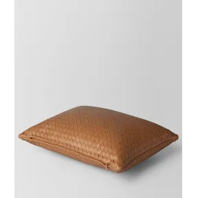 葆蝶家/Bottega Veneta 胡桃木色INTRECCIATO编织小羊皮长方形抱枕 118161V00102510