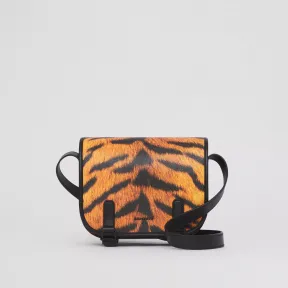 博百利/Burberry 虎纹印花信使包 (黑色 / 橙色) 80508731