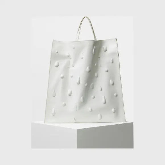 思琳/Celine  Tote中号配坠饰白色柔软小羊皮桶包 181003AT9.01BC