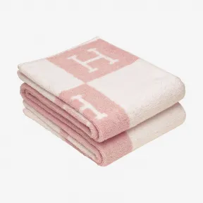 爱马仕/Hermes 玫瑰色 Avalon浴巾 H102196M_02