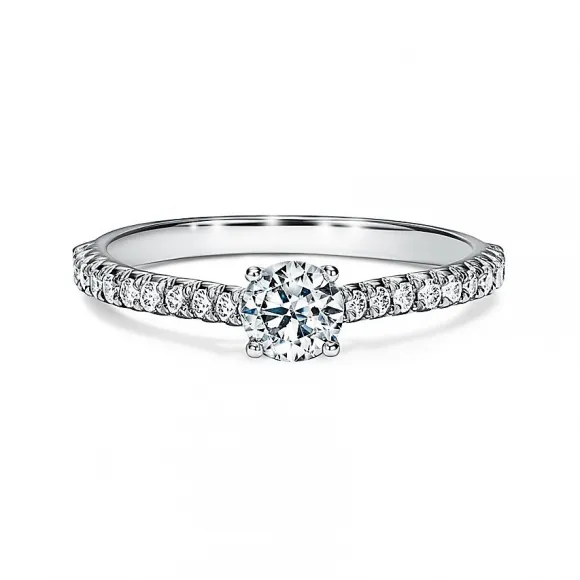 蒂芙尼/Tiffany Novo™ 配密镶钻石铂金环的圆形明亮式钻石订婚戒指 61264388 