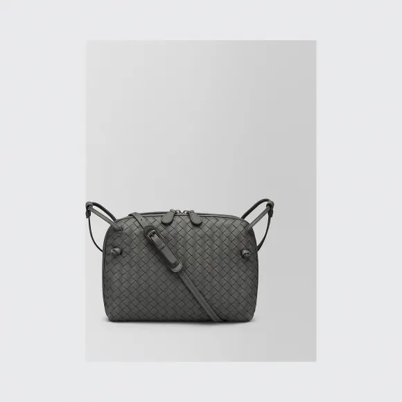 葆蝶家/Bottega Veneta 浅灰色编织小羊皮邮差包 245354V00168582