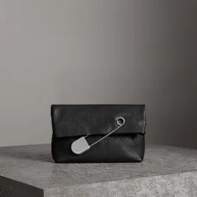 博百利/Burberry 女士 中号别针装饰皮革手拿包 (黑色) 40755511