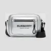 博百利/Burberry 金属感涂层帆布斜背包 (银色) - 男士  80289461