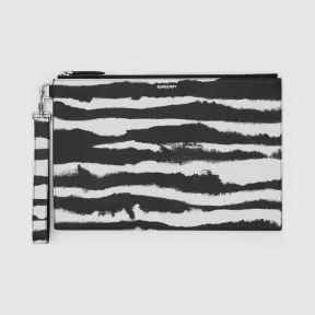 博百利/Burberry 水彩印花皮革拉链收纳袋 (黑色 / 白色)  80291461