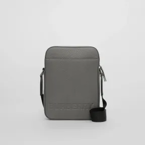 博百利/Burberry 徽标压花皮革斜背包 (炭灰色) 80528901