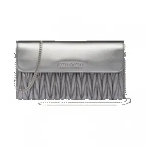 缪缪/Miu Miu 带肩带的 Matelassé 纳帕皮革钱包 5MT061-N88-F0118