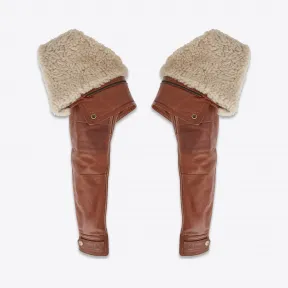 伊夫圣罗兰/Yves Saint laurent 飞行员袖采用闪亮骆驼色皮革制成，配有可拆卸本色羊毛皮衬里 492614YC2L